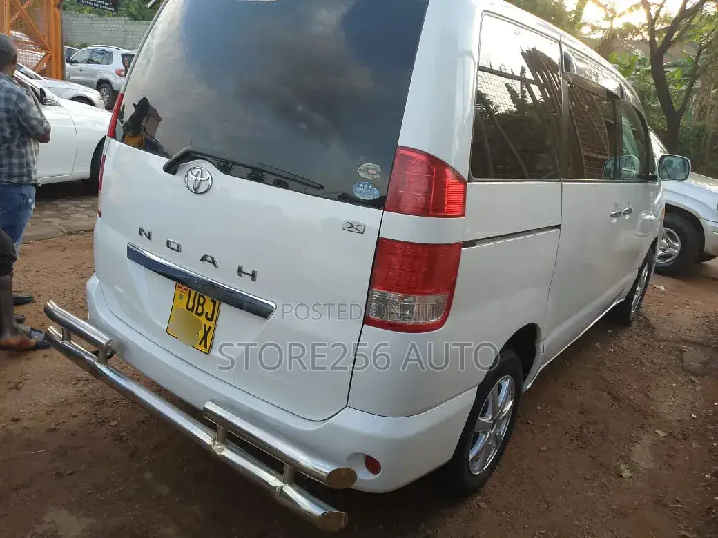 Toyota Noah 2.0 AWD (8 Seater) 2006 White