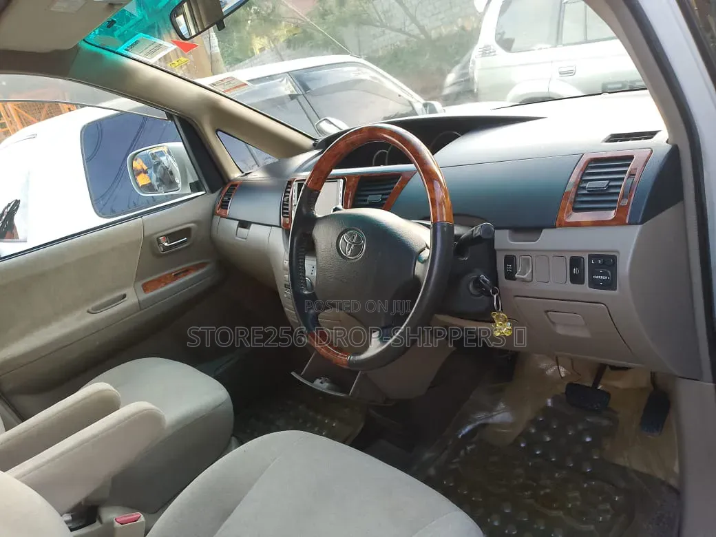 Toyota Noah 2.0 AWD (8 Seater) 2006 White