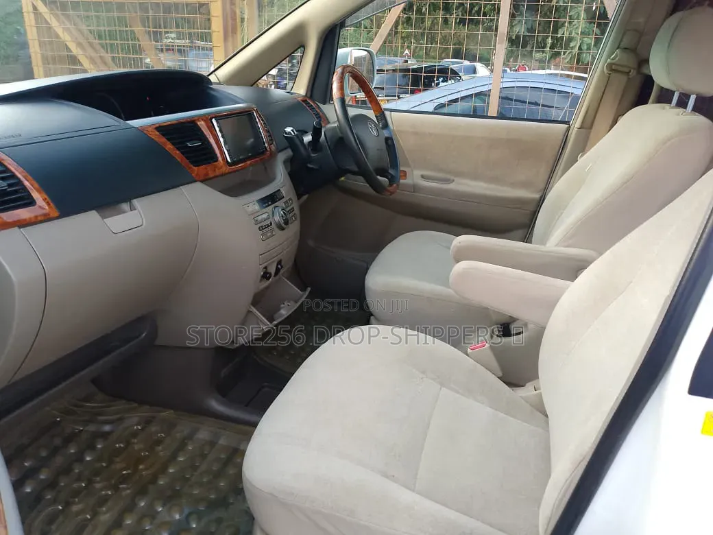 Toyota Noah 2.0 AWD (8 Seater) 2006 White