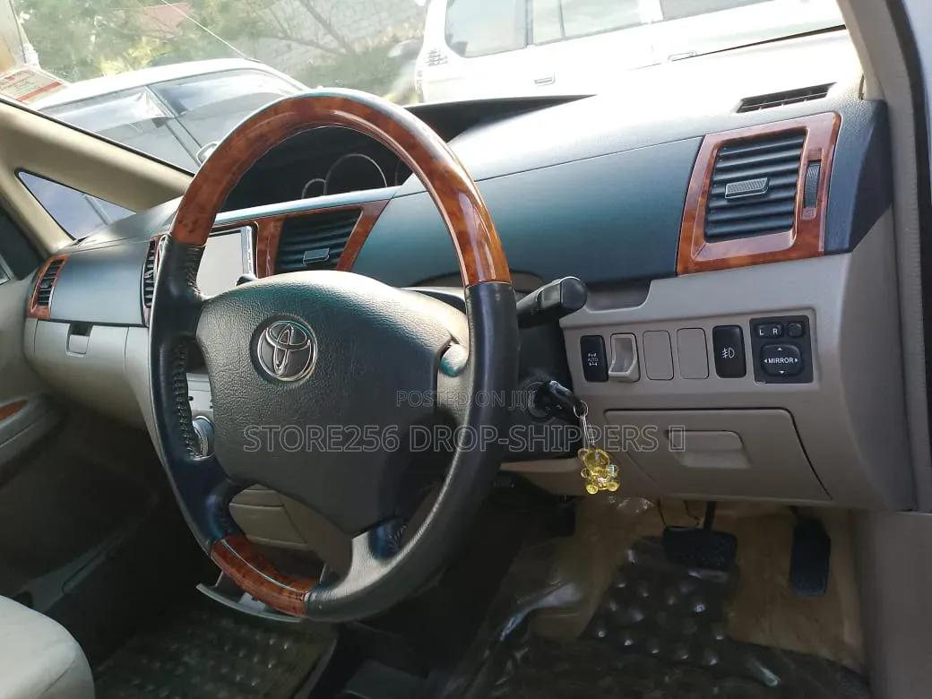 Toyota Noah 2.0 AWD (8 Seater) 2006 White