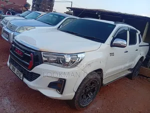 Toyota Hilux SR 4x4 2014 White