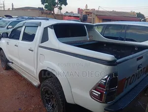 Toyota Hilux SR 4x4 2014 White