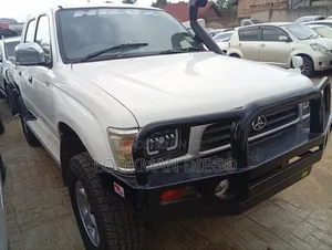 Toyota Hilux 1999 White