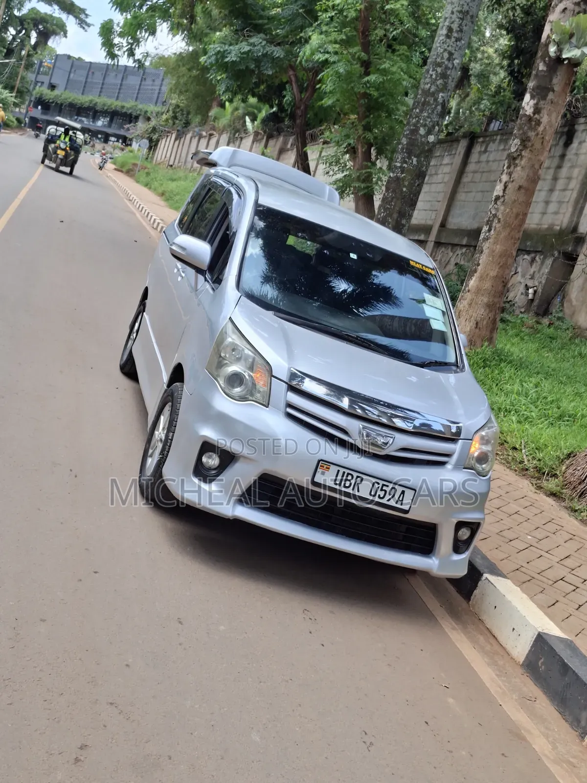 Toyota Noah 2011 Silver