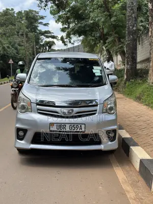 Toyota Noah 2011 Silver