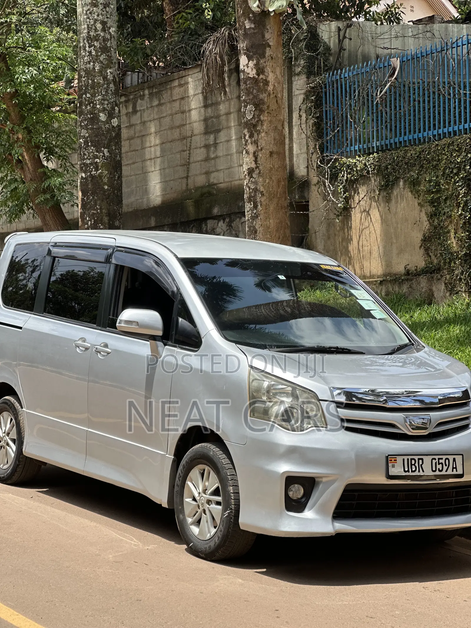Toyota Noah 2011 Silver