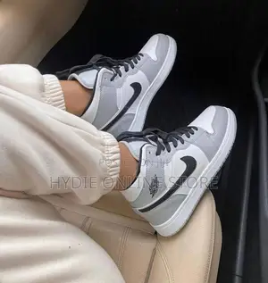 Premium Nike Sneakers – Stylish Comfortable 