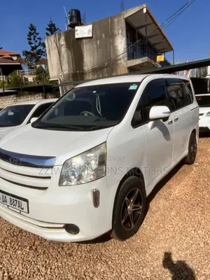 Toyota Noah 2.0 143hp AWD (7 Seater) 2010 White