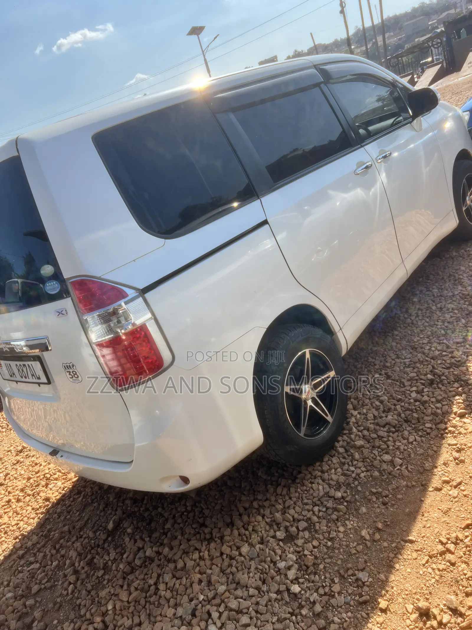 Toyota Noah 2.0 143hp AWD (7 Seater) 2010 White