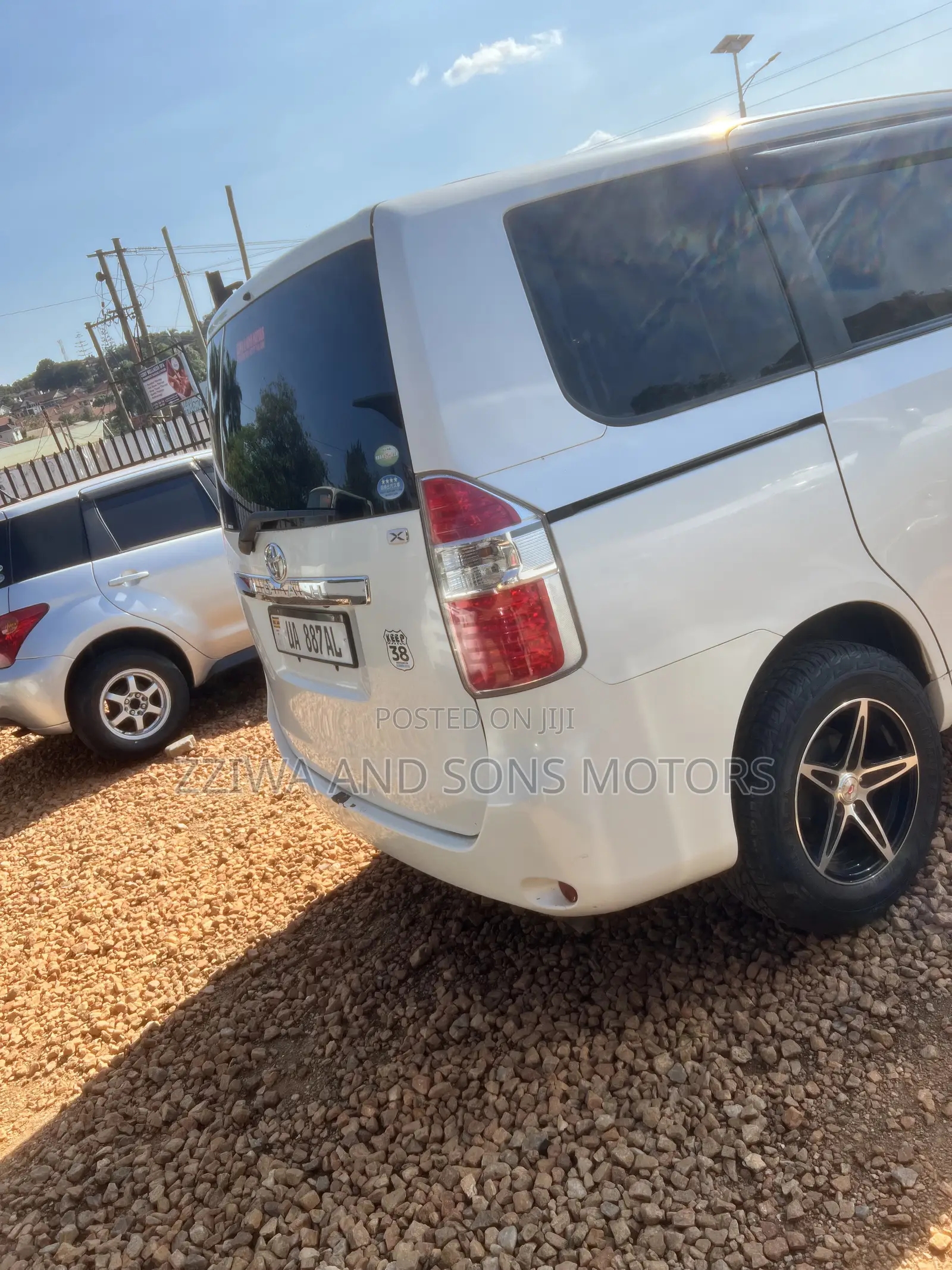 Toyota Noah 2.0 143hp AWD (7 Seater) 2010 White