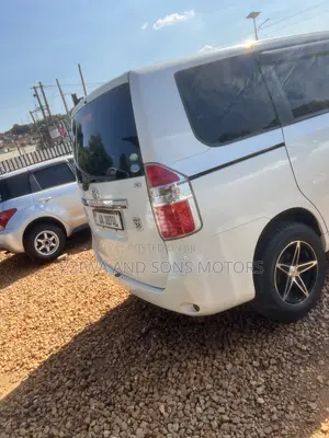 Toyota Noah 2.0 143hp AWD (7 Seater) 2010 White