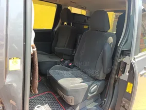 Toyota Noah 2.0 143hp FWD (7 Seater) 2013 Gray
