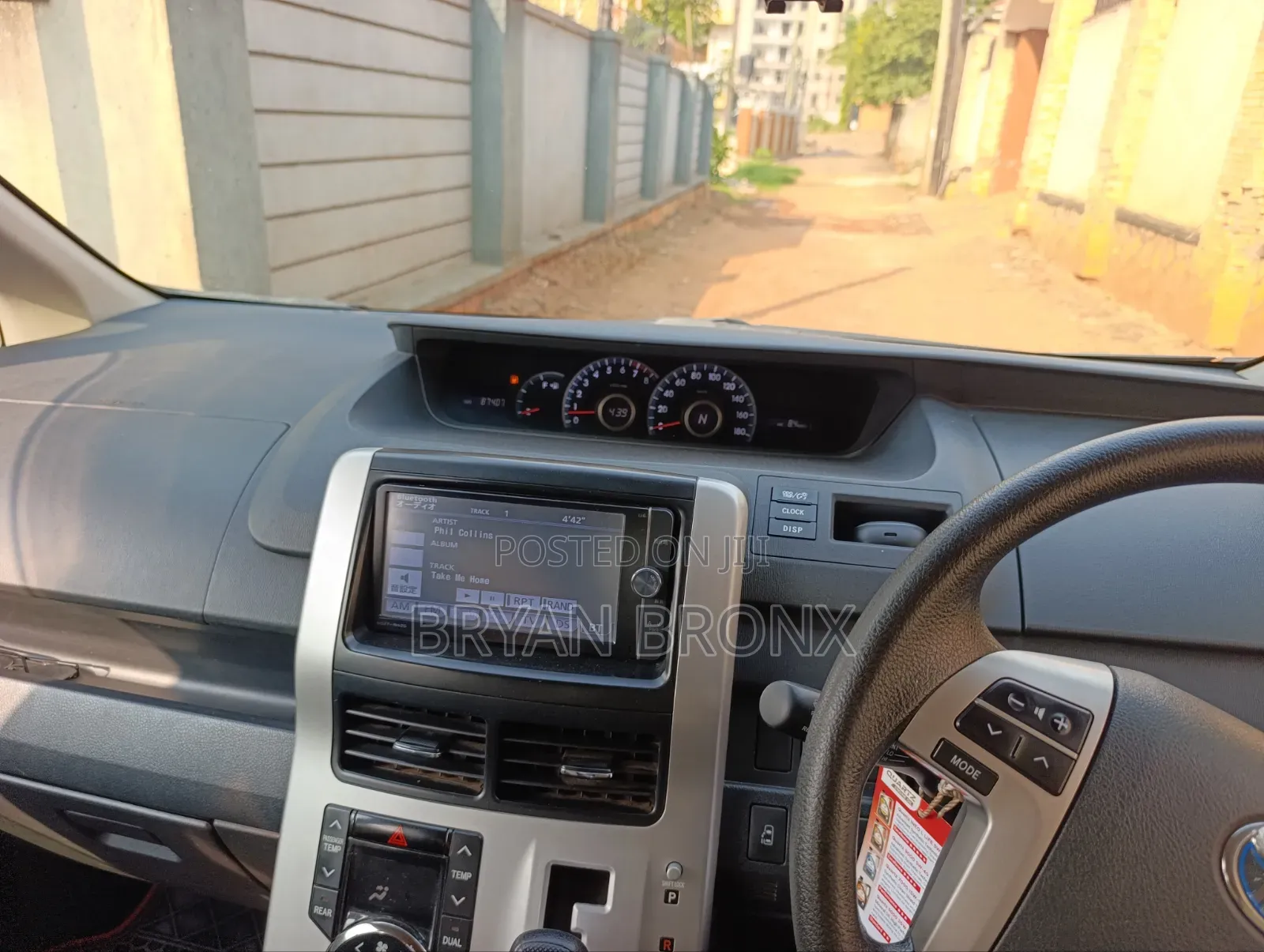 Toyota Noah 2.0 143hp FWD (7 Seater) 2013 Gray
