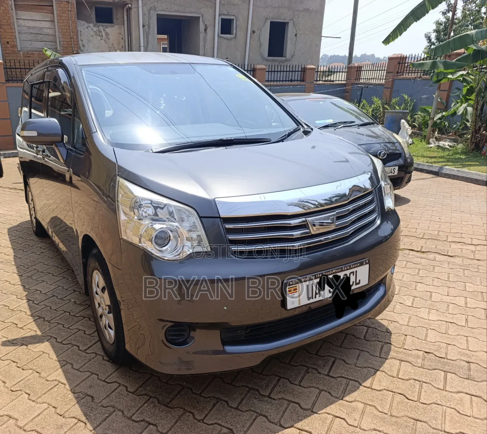 Toyota Noah 2.0 143hp FWD (7 Seater) 2013 Gray