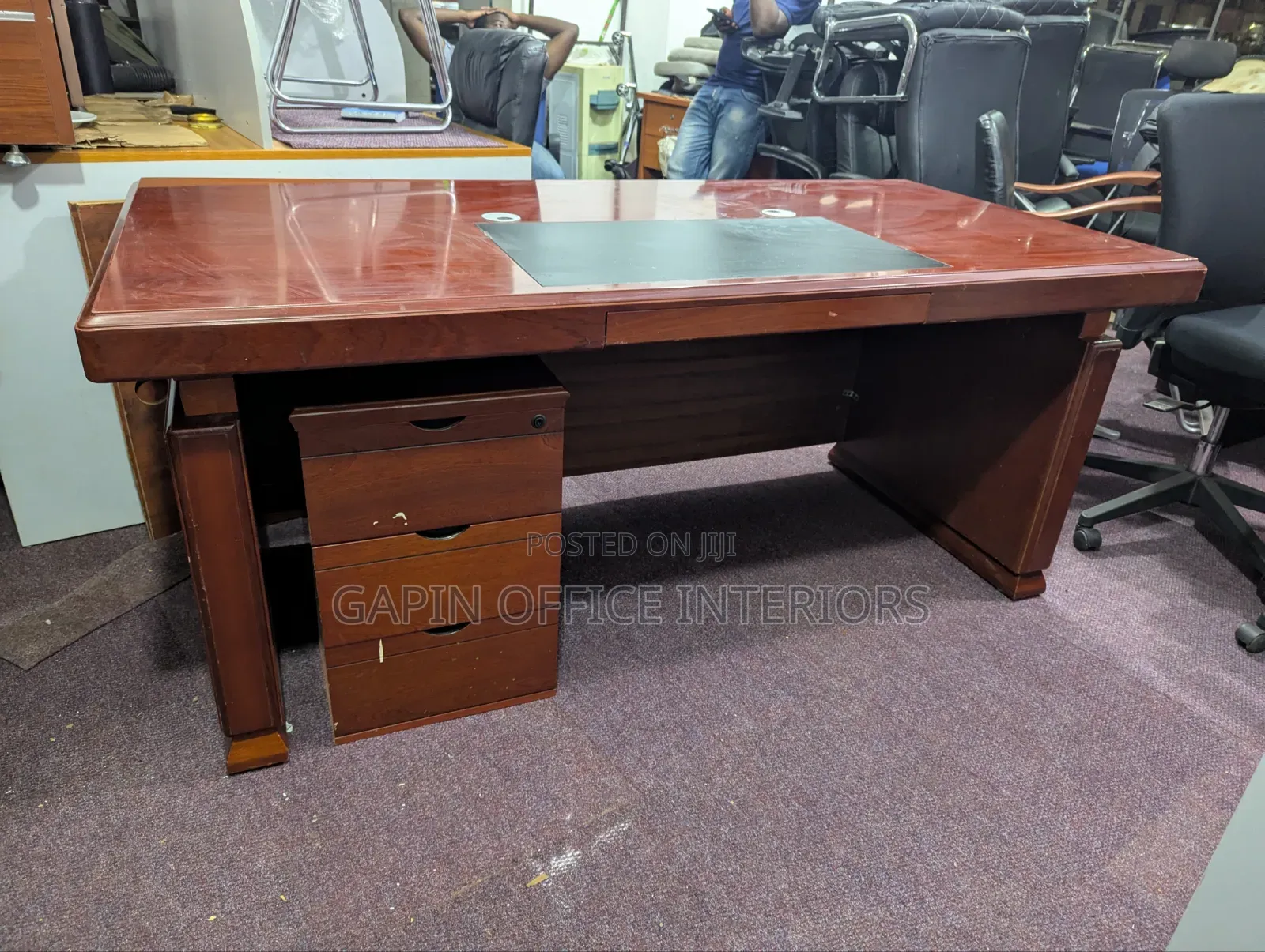 Executive Desk// Table in Perfect Condition, With a Movable Drawer
