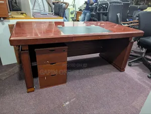 Executive Desk// Table in Perfect Condition, With a Movable Drawer