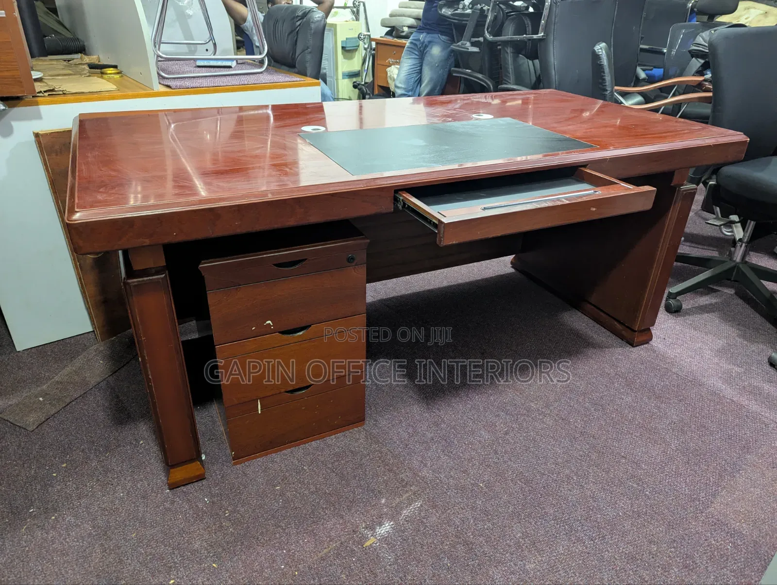 Executive Desk// Table in Perfect Condition, With a Movable Drawer