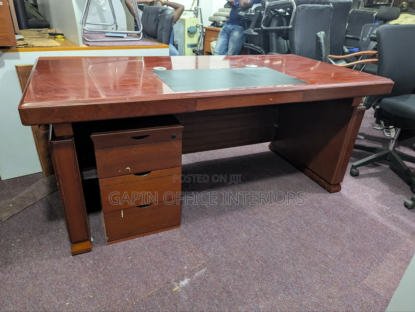 Executive Desk// Table in Perfect Condition, With a Movable Drawer