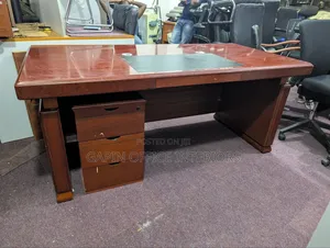 Executive Desk// Table in Perfect Condition, With a Movable Drawer