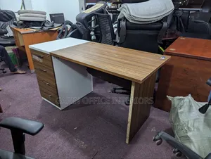 Second Hand Office Table// Office Furniture of Size 140cm