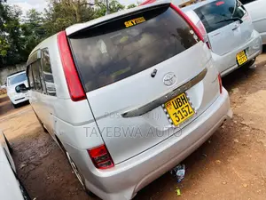 Toyota ISIS 1.8 Platana 2007 Silver
