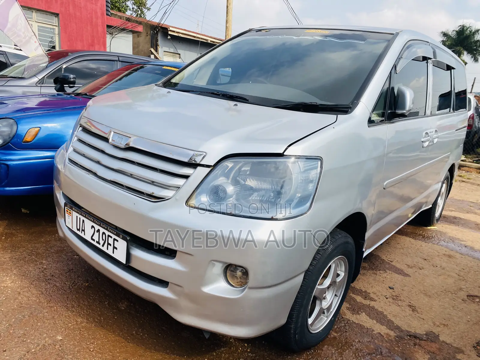Toyota Noah 2004