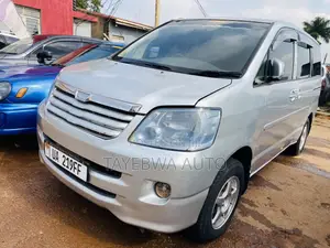Toyota Noah 2004