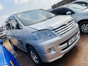 Toyota Noah 2004