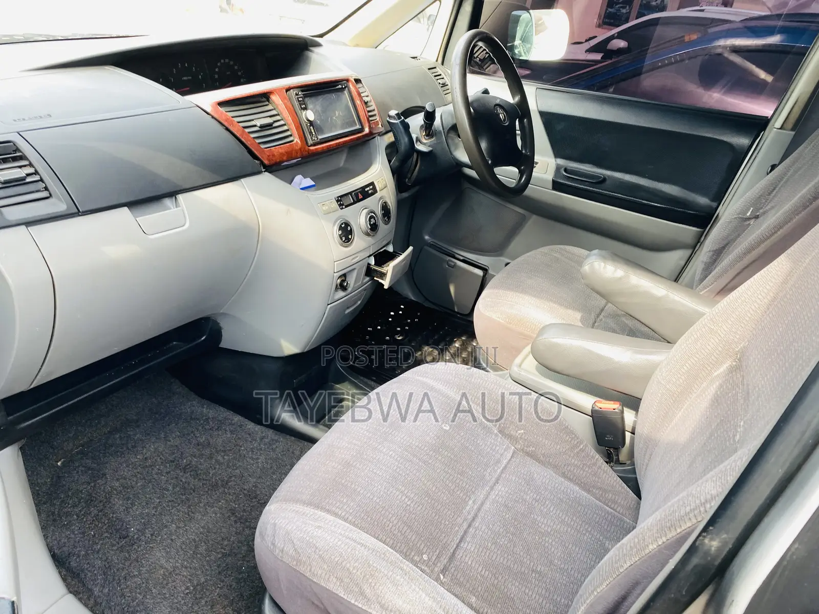 Toyota Noah 2004