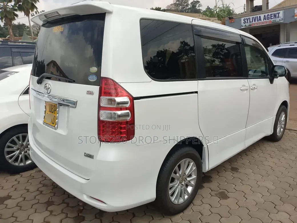Toyota Noah 2.0 143hp AWD (8 Seater) 2011 White