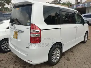 Toyota Noah 2.0 143hp AWD (8 Seater) 2011 White