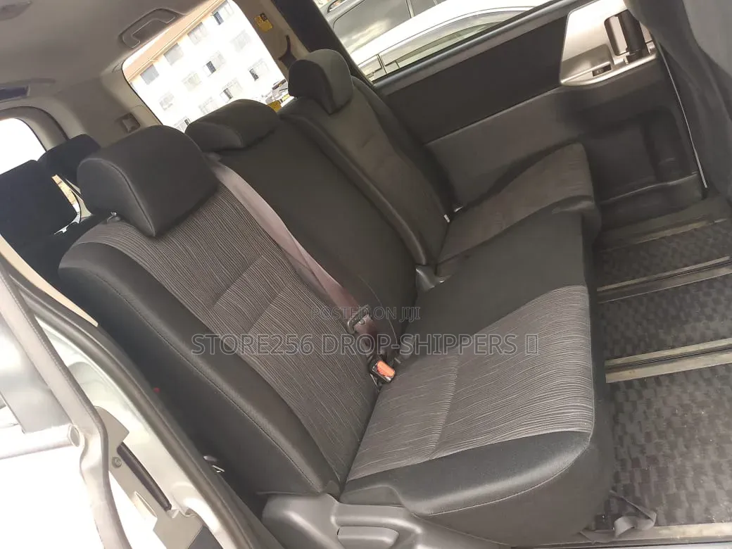 Toyota Noah 2.0 143hp AWD (8 Seater) 2011 White