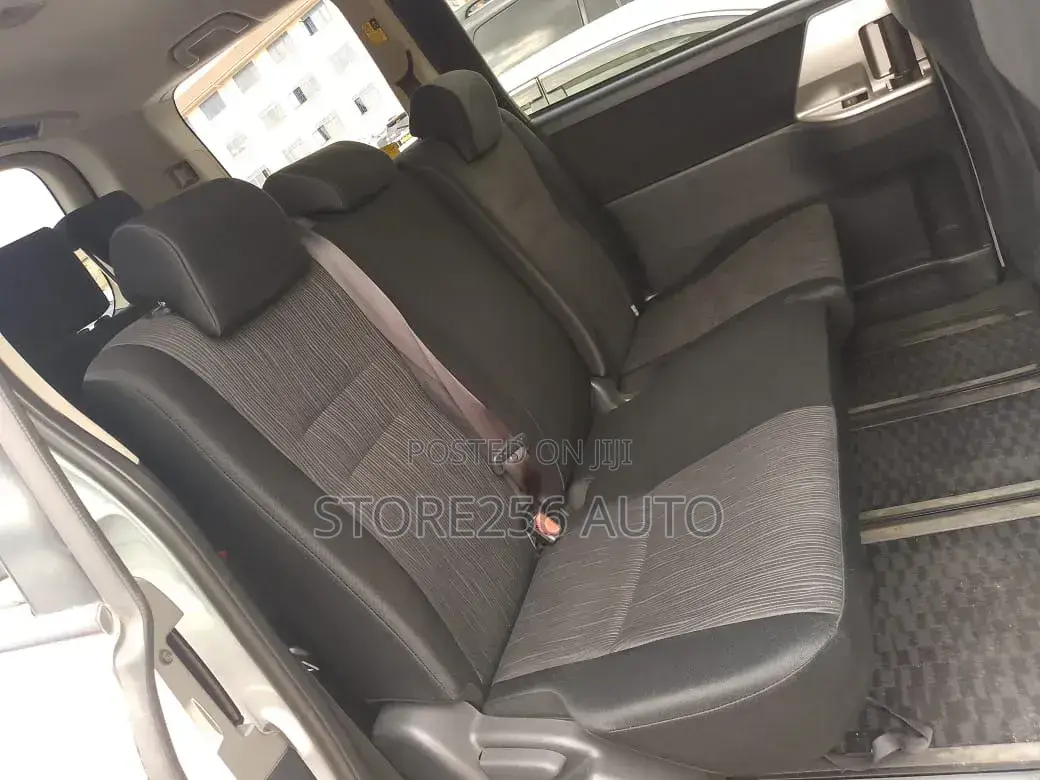 Toyota Noah 2.0 143hp AWD (8 Seater) 2011 White