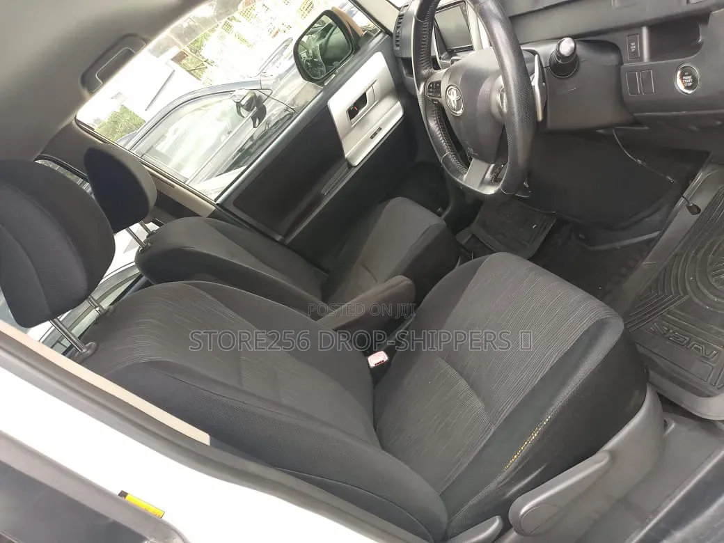 Toyota Noah 2.0 143hp AWD (8 Seater) 2011 White