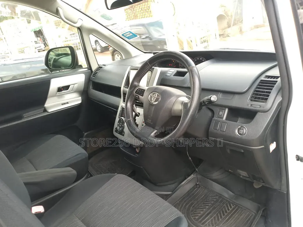 Toyota Noah 2.0 143hp AWD (8 Seater) 2011 White