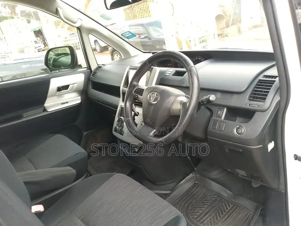 Toyota Noah 2.0 143hp AWD (8 Seater) 2011 White