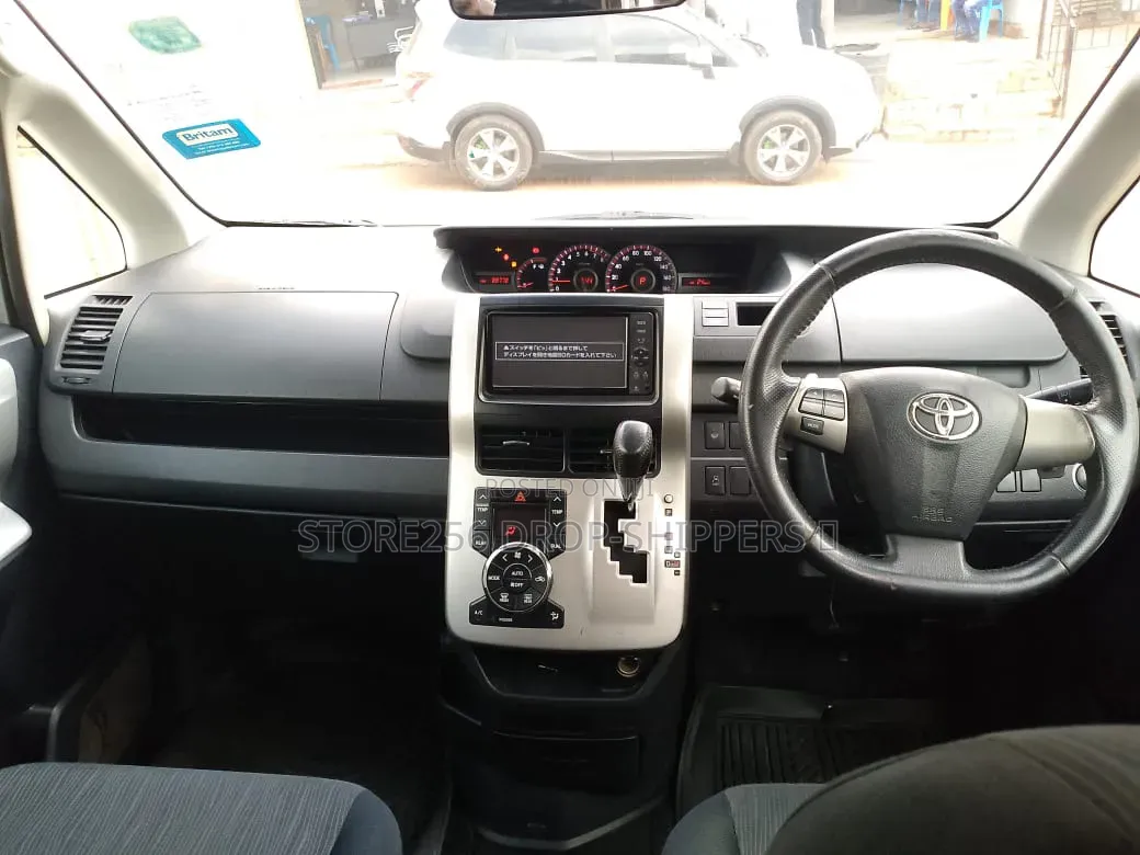 Toyota Noah 2.0 143hp AWD (8 Seater) 2011 White