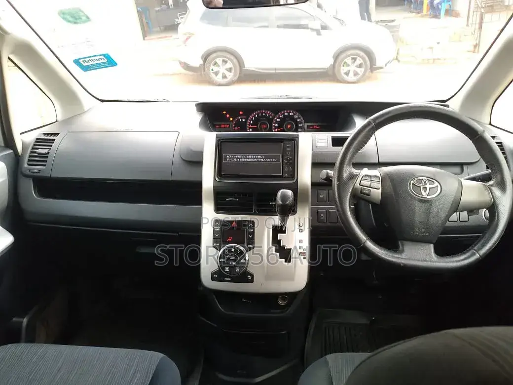 Toyota Noah 2.0 143hp AWD (8 Seater) 2011 White