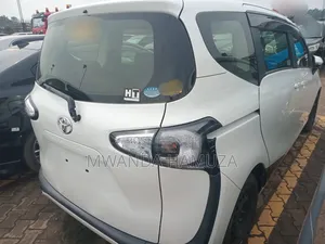 Toyota Sienta 2017 Silver