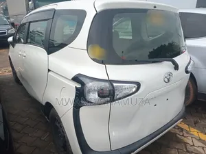 Toyota Sienta 2017 Silver