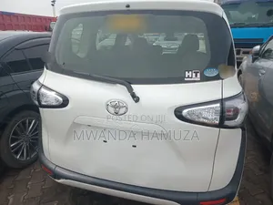 Toyota Sienta 2017 Silver