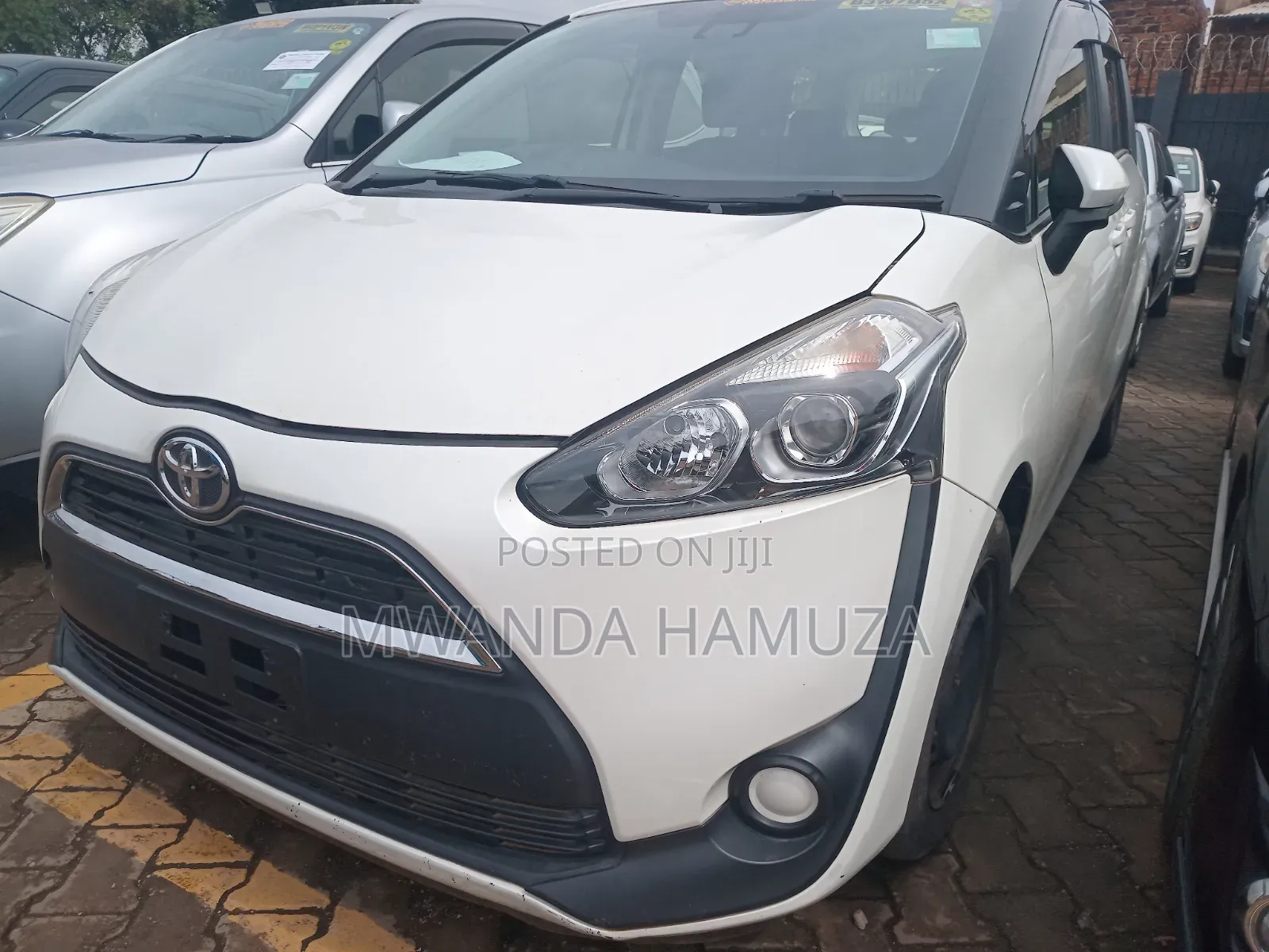 Toyota Sienta 2017 Silver