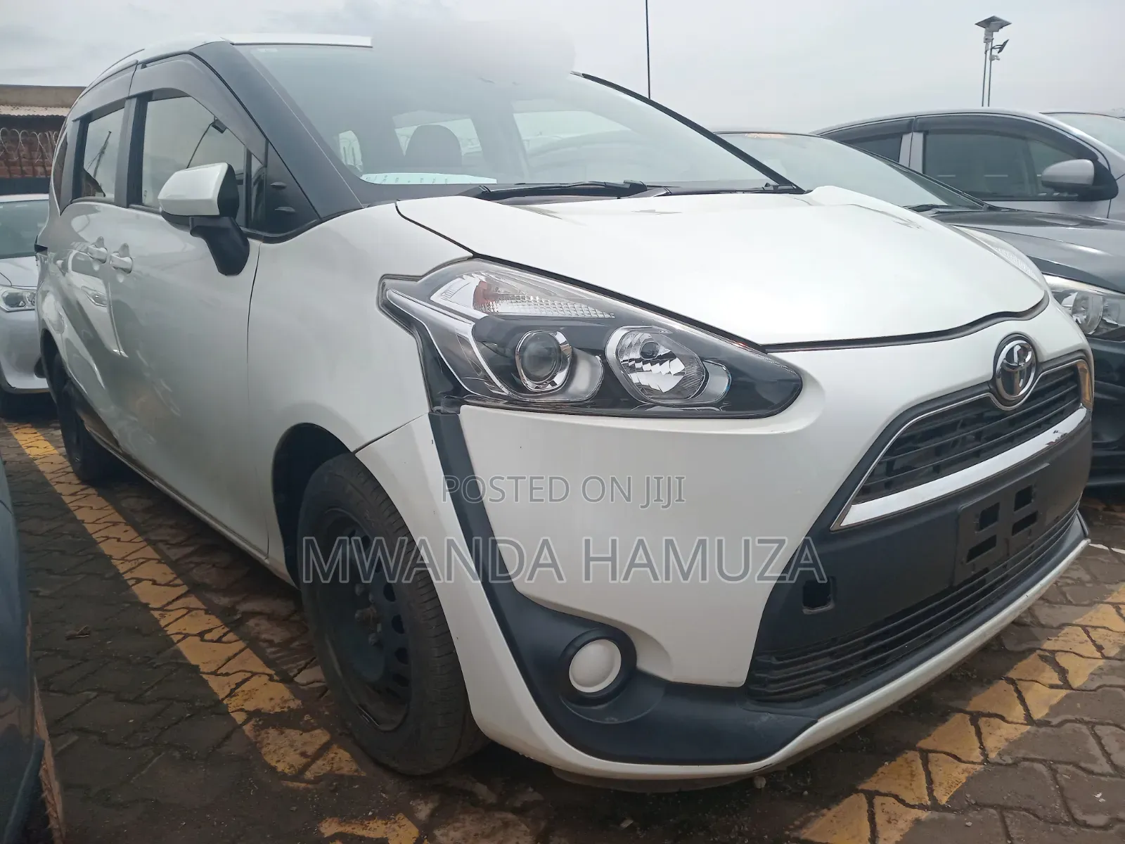 Toyota Sienta 2017 Silver