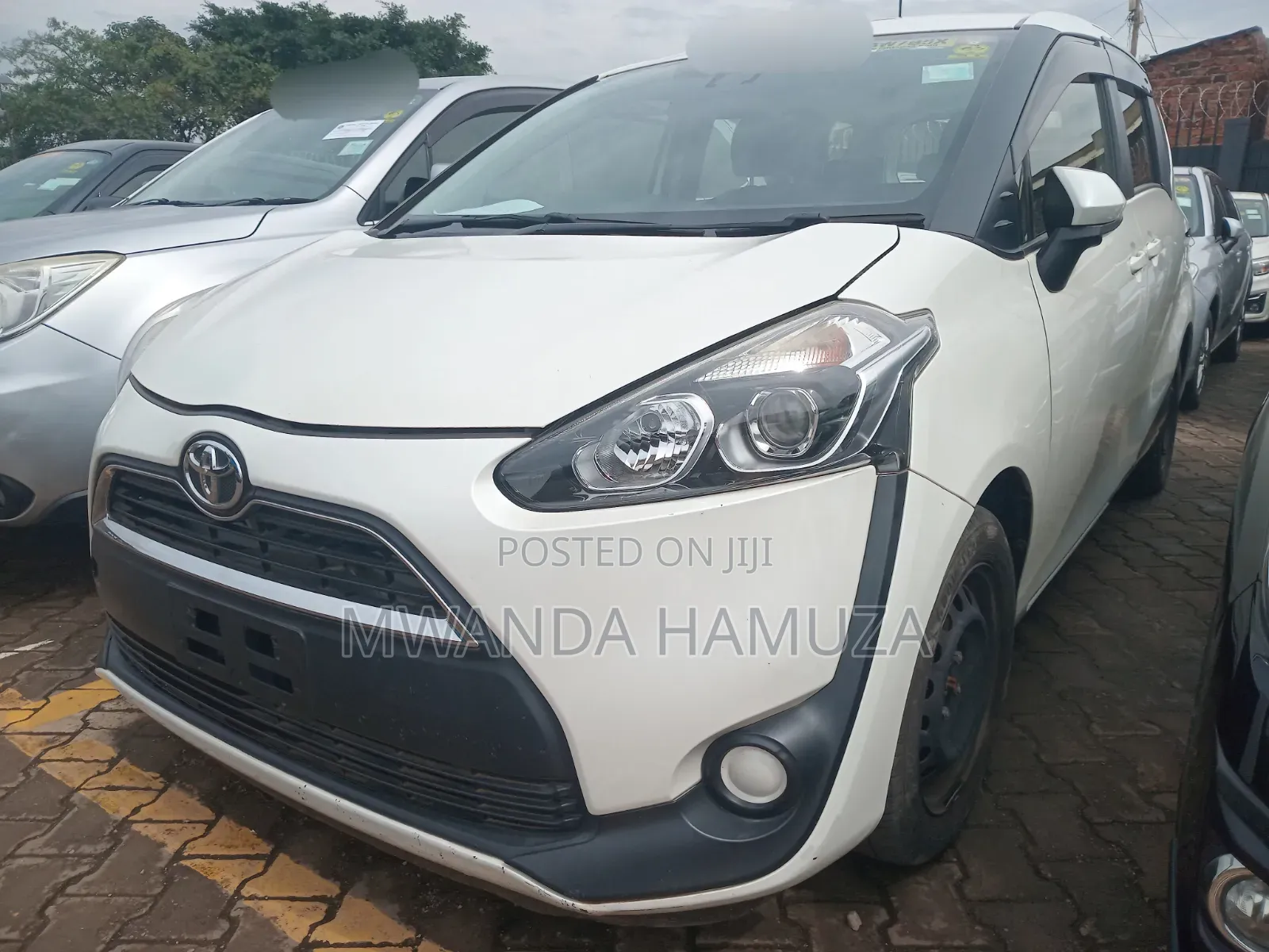 Toyota Sienta 2017 Silver