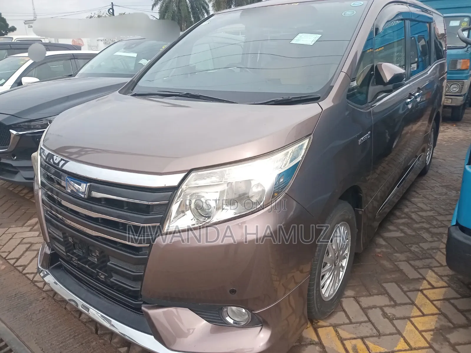 Toyota Noah 2016 Gold