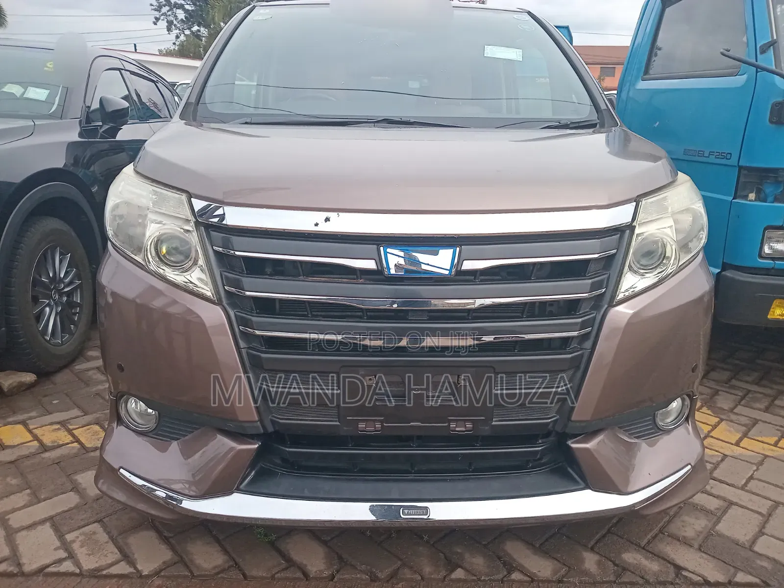 Toyota Noah 2016 Gold