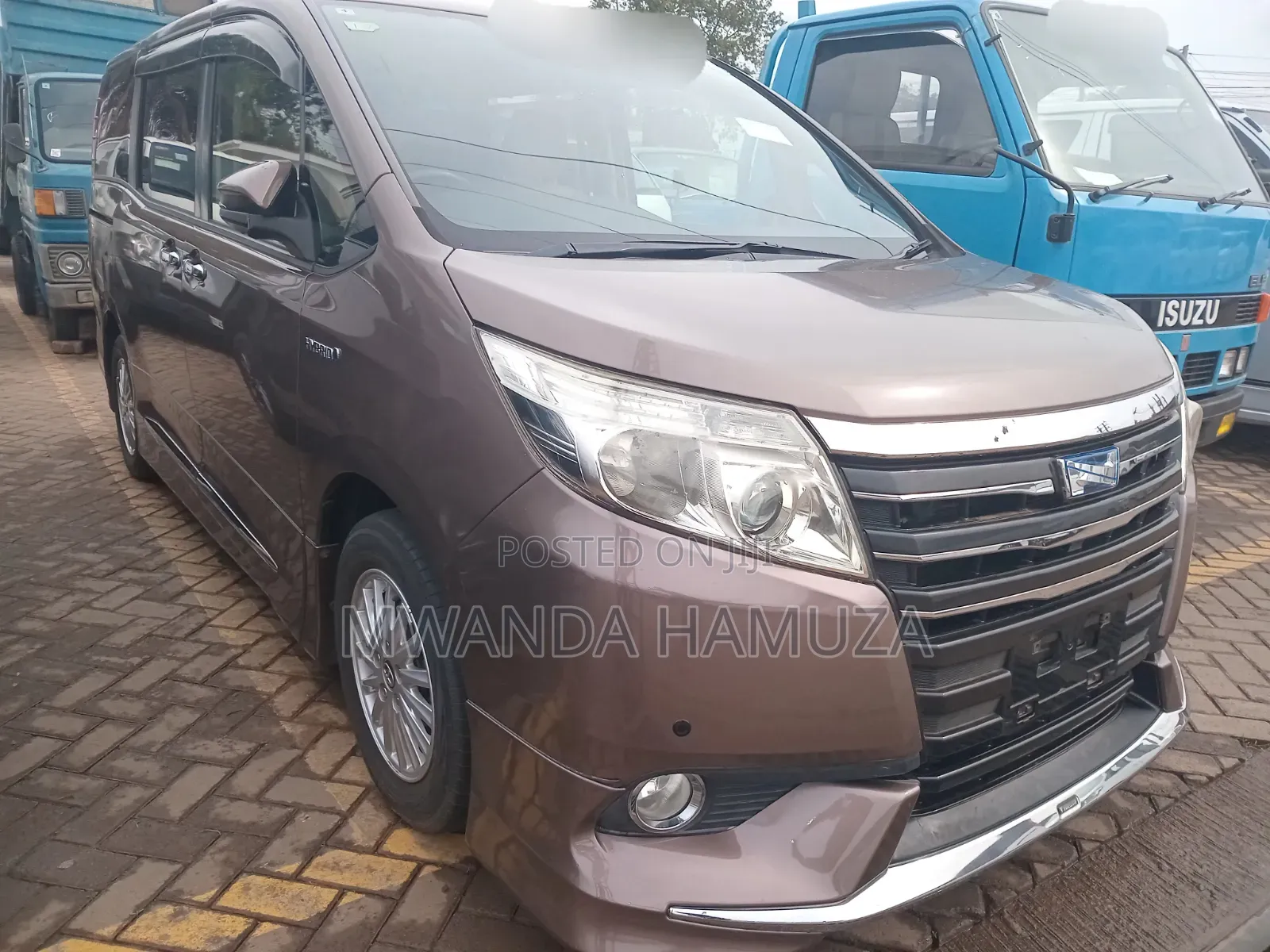 Toyota Noah 2016 Gold