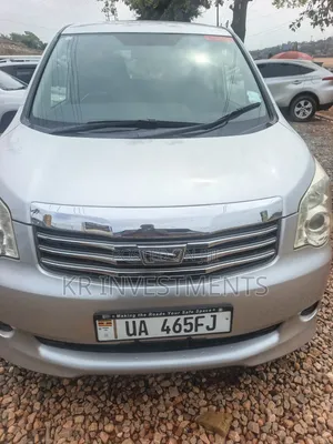 Toyota Noah 2.0 143hp AWD (7 Seater) 2013 Silver