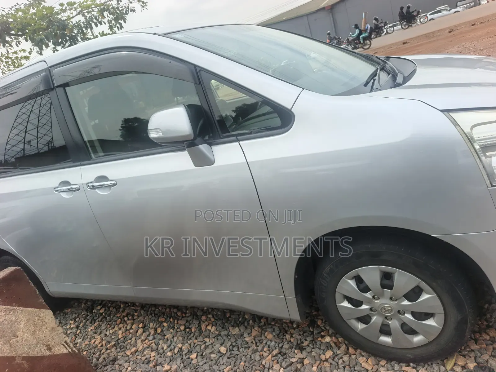 Toyota Noah 2.0 143hp AWD (7 Seater) 2013 Silver