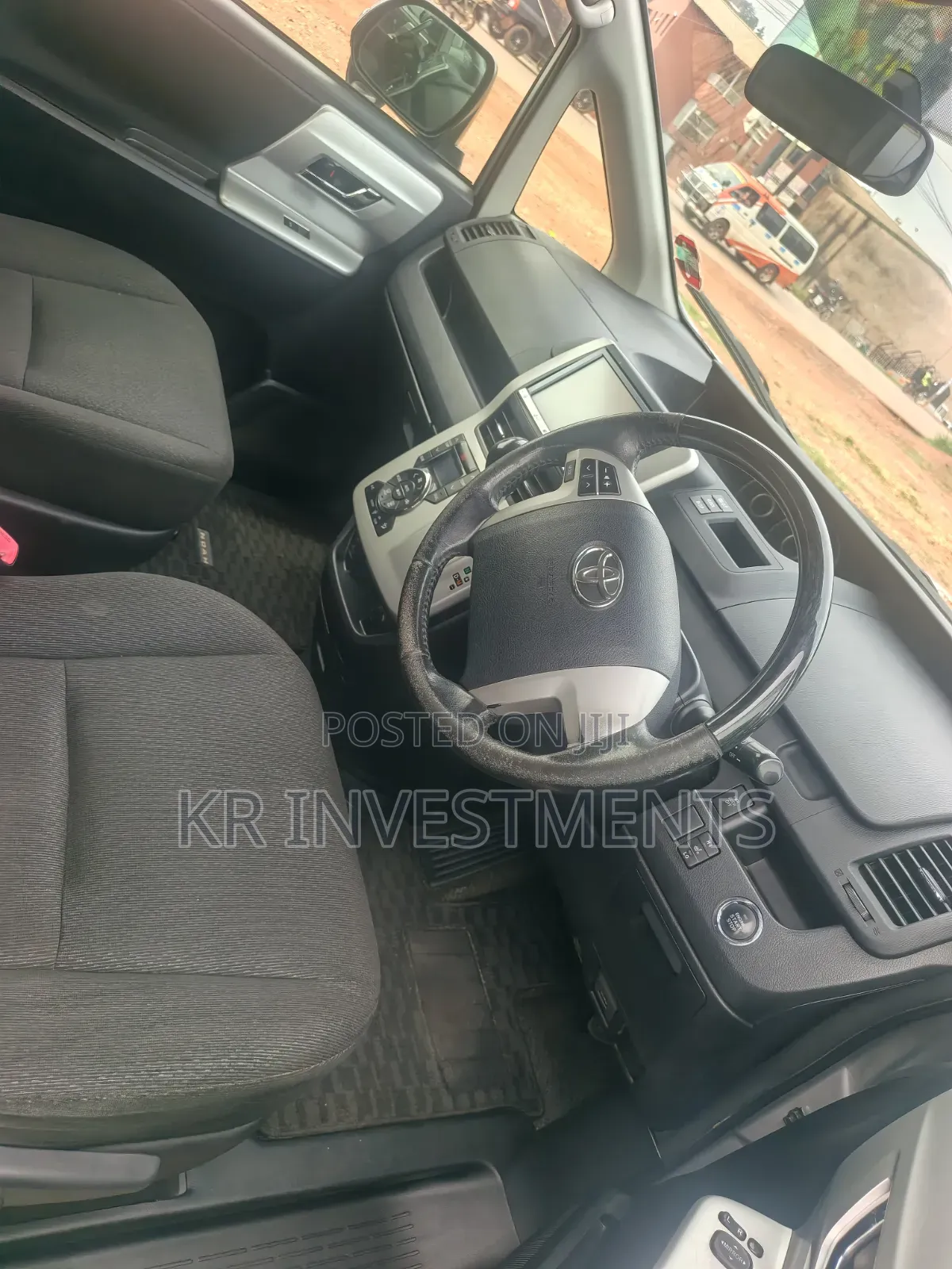 Toyota Noah 2.0 143hp AWD (7 Seater) 2013 Silver